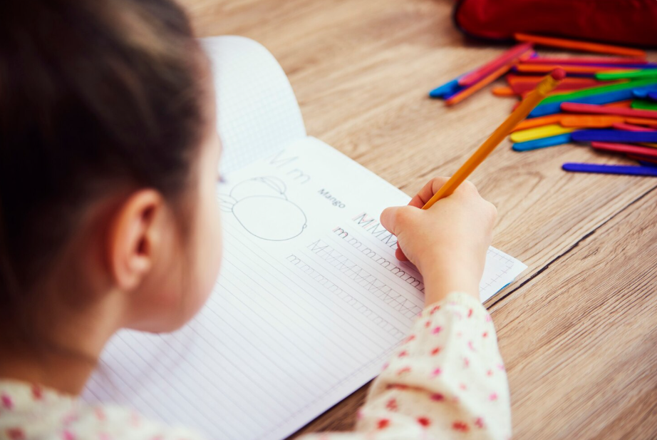 Cómo enseñar letra cursiva a niños: guía paso a paso